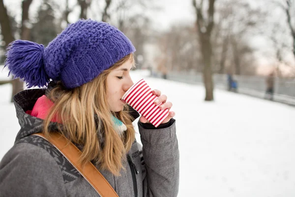 冬のコーヒーを持つ女性 — ストック写真