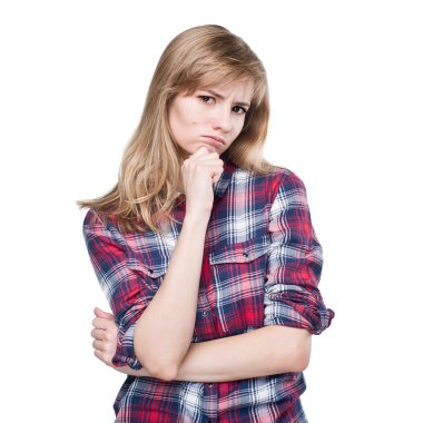 Kuşkucu çekici genç kadın