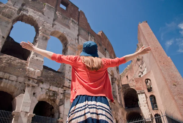 Mulher de viagem por Coliseu — Fotografia de Stock