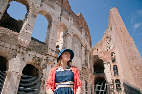 Mulher em chapéu de verão por Coliseu — Fotografia de Stock