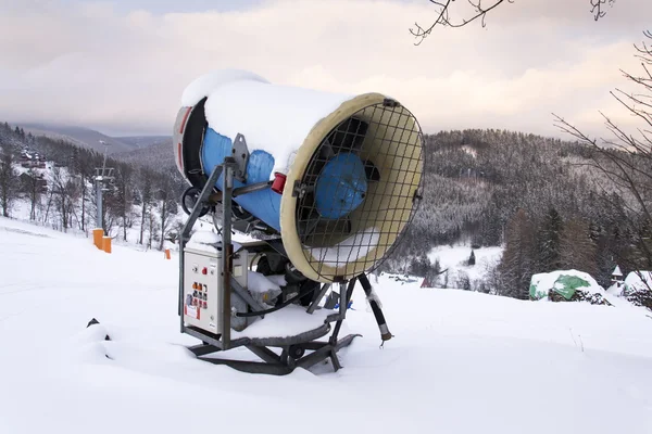 Kar kayak merkezi karlı ülkede, Bakırlı makinesi — Stok fotoğraf