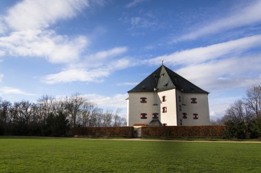 Prag Letohradek Hvezda Rönesans villa önünde banklar