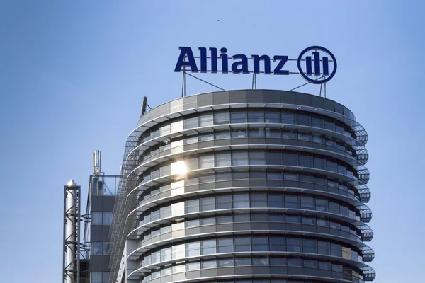 Logotipo del grupo financiero y de seguros Allianz en el edificio de la sede central checa de Allianz — Foto de Stock