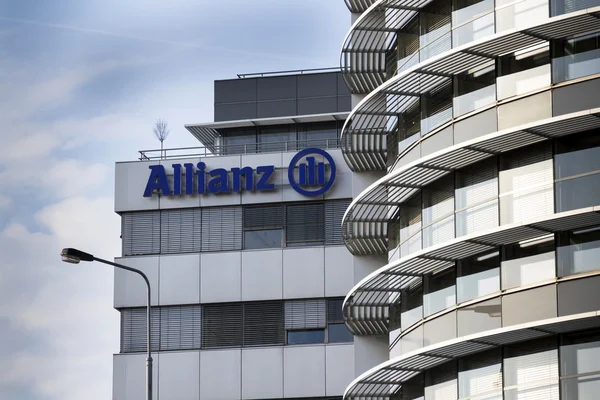 Verzekerings- en financiële groep Allianz logo op het gebouw van het hoofdkwartier van de Tsjechische Allianz — Stockfoto