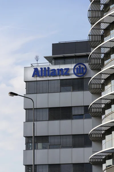 Logotipo del grupo financiero y de seguros Allianz en el edificio de la sede central checa de Allianz — Foto de Stock