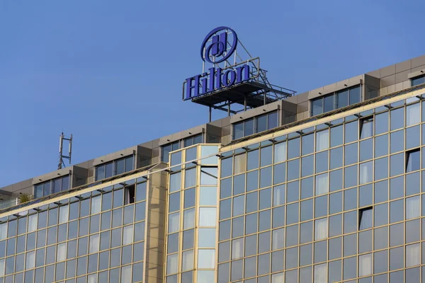 Hilton hoteles y resorts logo en el edificio del hotel Hilton Praga o — Foto de Stock