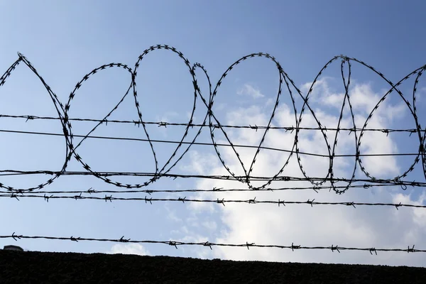 Bewaken van de toren achter prikkeldraad hek rond gevangenis muren — Stockfoto
