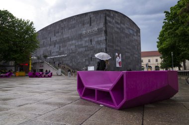 İnsanlar Mumok, müzeler bölgesi, modern Sanat Müzesi önünde kırmızı banklar üzerinde tutun 