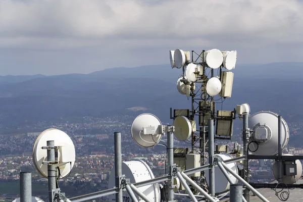 Bos van zenders en antennes op telecommunicatie toren — Stockfoto