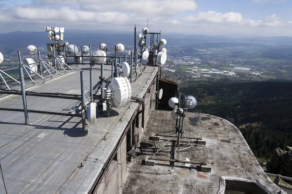 Bos van zenders en antennes op telecommunicatie toren — Stockfoto