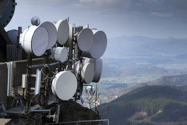 Bando de transmissores e antenas na torre de telecomunicações — Fotografia de Stock