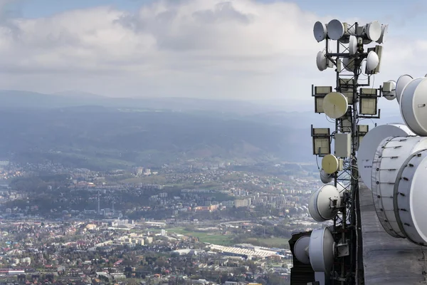 Bando de transmissores e antenas na torre de telecomunicações — Fotografia de Stock