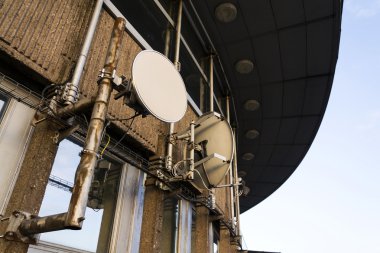 Verici ve telekomünikasyon kulesine günbatımı sırasında antenler