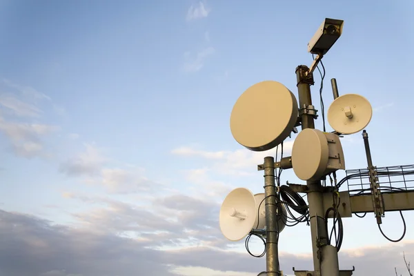 Передавачі та ефіри на телекомунікаційній вежі під час заходу сонця — стокове фото
