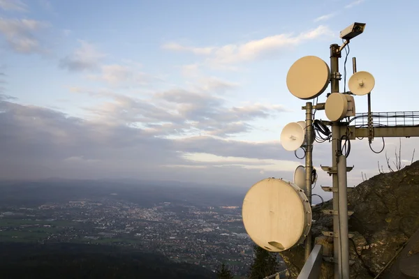 Adók és a távközlési torony, naplemente alatt antennák — Stock Fotó