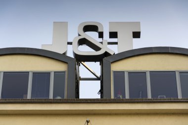 Prague, Çek Cumhuriyeti - 31 Mart: J ve T Finans grubu Se şirket logosu çek Genel Müdürlük binasındaki Prag, Çek Cumhuriyeti için 31 Mart 2016 üzerinde.