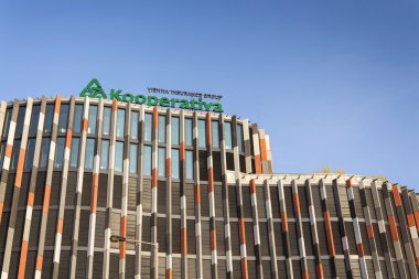 Kooperativa - Viyana sigorta grubu logo ana noktası Karlin binada çek karargahı 31 Mart 2016 Prag, Çek Cumhuriyeti.