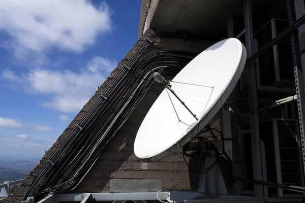 Antena parabólica na torre de telecomunicações no dia ensolarado — Fotografia de Stock