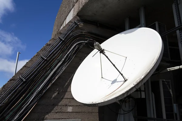 Супутникова тарілка на телекомунікаційній вежі в сонячний день — стокове фото
