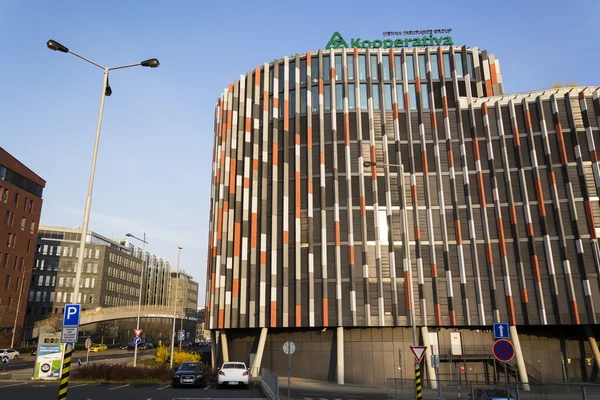 Kooperativa - Viena seguro insignia de grupo en el edificio principal punto Karlin de la sede checa en 31 de marzo de 2016 en Praga, República Checa. — Foto de Stock