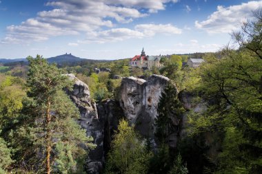 Hruba Skala kalesinde kumtaşı cliff Çek Cumhuriyeti