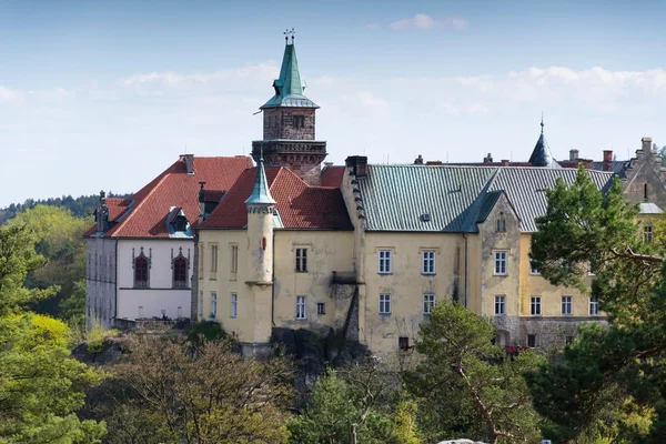 Hruba Skala kasteel op zandstenen klif in de Tsjechische Republiek — Stockfoto