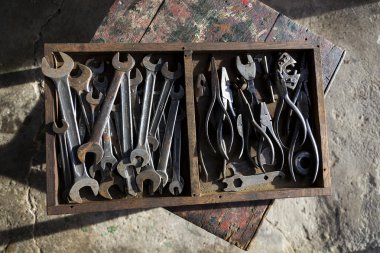 Somun anahtarları ve maşa renkli ahşap arka plan üzerinde yükler