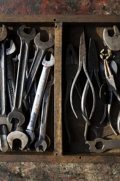 Mnóstwo klucze i szczypce na kolorowe drewniane tła — Zdjęcie stockowe