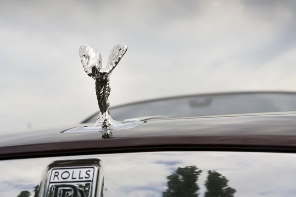 Rolls-Royce Wraith coupe samochód z godłem Duch ekstazy - najpotężniejszych Rolls-Royce w historii — Zdjęcie stockowe