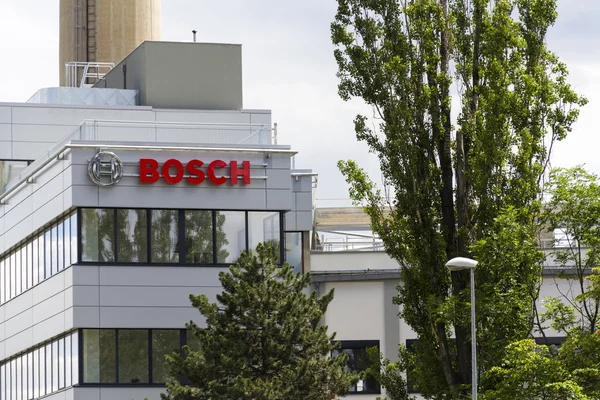 Bosch corporation logo op het gebouw van het hoofdkantoor op 18 juni 2016 in Praag, Tsjechië — Stockfoto