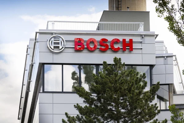 Bosch logo aziendale sulla costruzione della sede il 18 giugno 2016 a Praga, Repubblica Ceca — Foto Stock