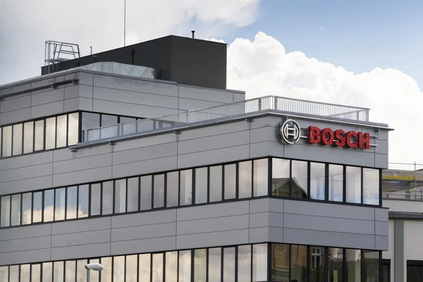 Logotipo de la corporación Bosch en el edificio de la sede el 18 de junio de 2016 en Praga, República Checa — Foto de Stock