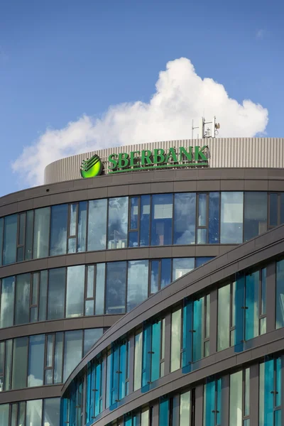 Logótipo da empresa Sberbank no edifício da sede checa — Fotografia de Stock