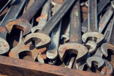 İngiliz anahtarları veya ahşap bir çekmecede somun anahtarları bir sürü