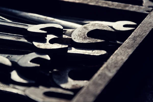 Ladingen van sleutels of sleutels in een houten lade — Stockfoto