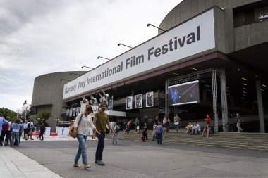 Karlovy Vary uluslararası film festivali Karlovy Vary, Çek Cumhuriyeti için 3 Temmuz 2016 üzerinde sırasında otel termal önünde insanlar. 