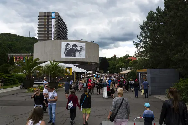 Personas frente al hotel Thermal durante el festival internacional de cine de Karlovy Vary el 3 de julio de 2016 en Karlovy Vary, República Checa . — Foto de Stock