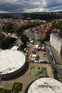 İnsanlar Hotel Thermal çatısı ön planda ile kaplıca kenti Karlovy Vary sokaklarında 3 Temmuz 2016 üzerinde Karlovy Vary, Çek Cumhuriyeti yürü. 