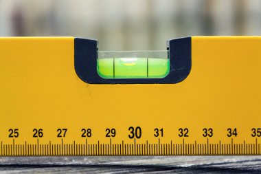 Kabarcık ruhu su seviyesi inşaat aracı üzerinde ahşap tahta yakın çekim