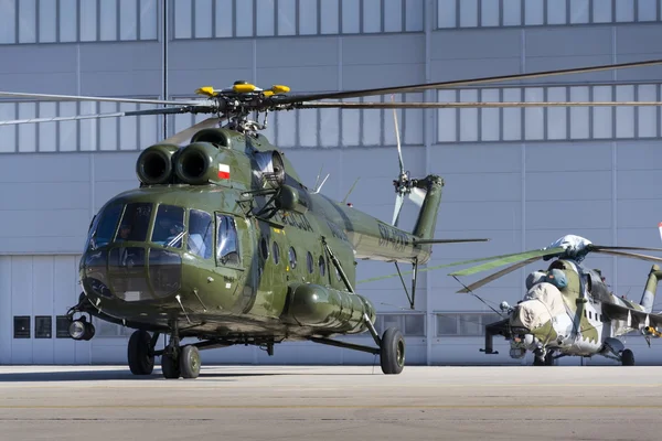 Puolan Mi-8T-helikopteri valmistautuu aloittamaan lentonäytöksen aikana NATO-päivät 22. syyskuuta 2012 Ostravassa, Tsekin tasavallassa. 208 000 ihmistä vieraili Naton päivillä . — kuvapankkivalokuva