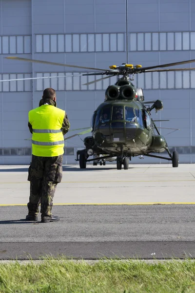 Muž ve vojenské uniformě stojí před polský vrtulník Mi-8 tun během relace airshow dnů Nato — Stock fotografie