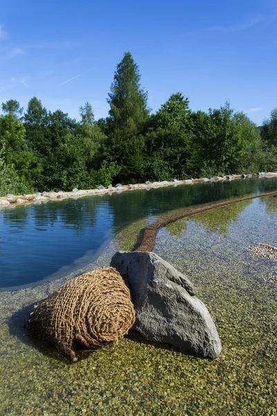 Rede de tecido têxtil em lagoa de natação natural para purificar plantas — Fotografia de Stock