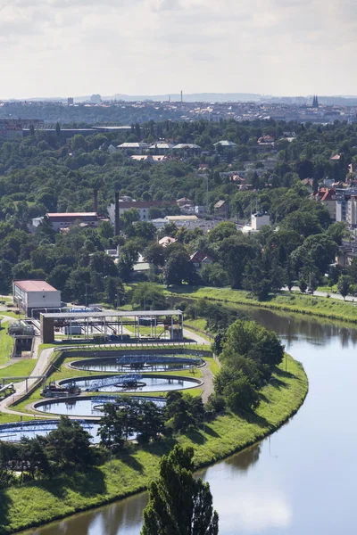 Veduta aerea del fiume che si snoda intorno all'impianto di trattamento delle acque reflue — Foto Stock