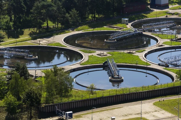 Luftaufnahme von Speichertanks in Kläranlage — Stockfoto