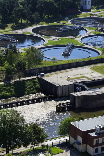 Impianto di trattamento acque reflue con fiume in primo piano vista aerea — Foto Stock