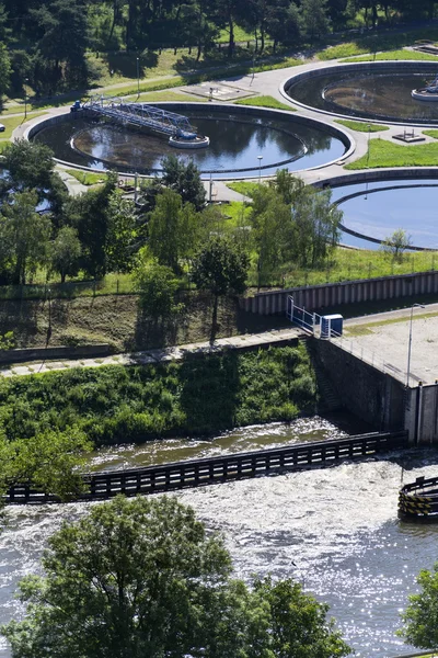Impianto di trattamento acque reflue con fiume in primo piano vista aerea — Foto Stock