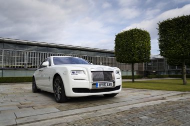 Rolls-Royce Ghost önünde Goodwood bitki üzerinde 11 Ağustos 2016 Road, İngiltere.