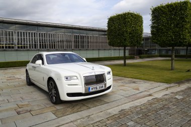 Rolls-Royce Ghost önünde Goodwood bitki üzerinde 11 Ağustos 2016 Road, İngiltere.