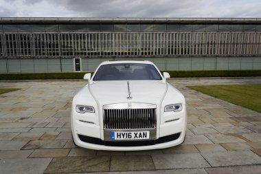 Rolls-Royce Ghost önünde Goodwood bitki üzerinde 11 Ağustos 2016 Road, İngiltere.