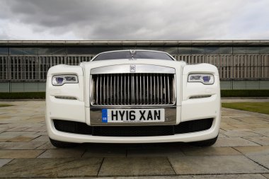 Rolls-Royce Ghost önünde Goodwood bitki üzerinde 11 Ağustos 2016 Road, İngiltere.